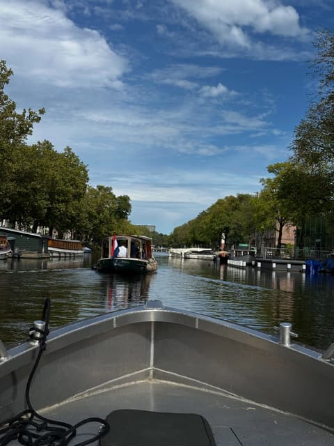 A Mokumboot electric sloop on an Amsterdam canal